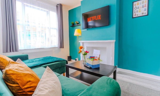 Gillingham House | Stylish 3 Bed House - Sleeps 6, Pool Table, Near Station, Contractor Friendly