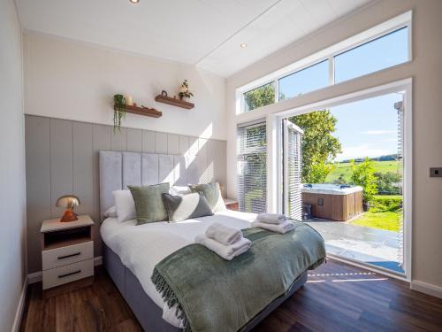 Totnes Cabin | Stylish 3-bed Lodge With Golf & Spa Access