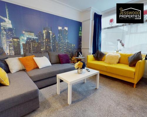 Luton House | Stylish 3 Bedroom House by Jesswood Properties Short Lets near M1 Luton Airport For Contractors & Business