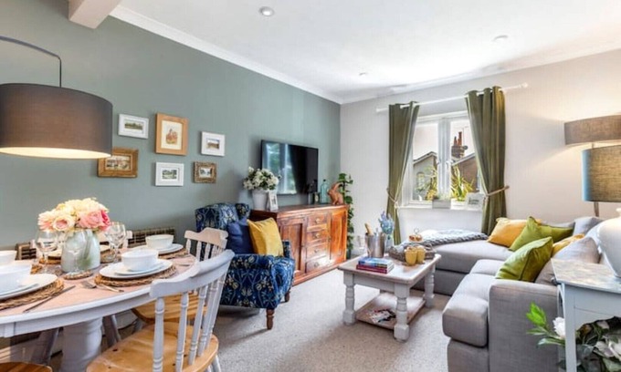 Windsor City Centre House | Stylish 3 bedroom property in central Windsor with parking