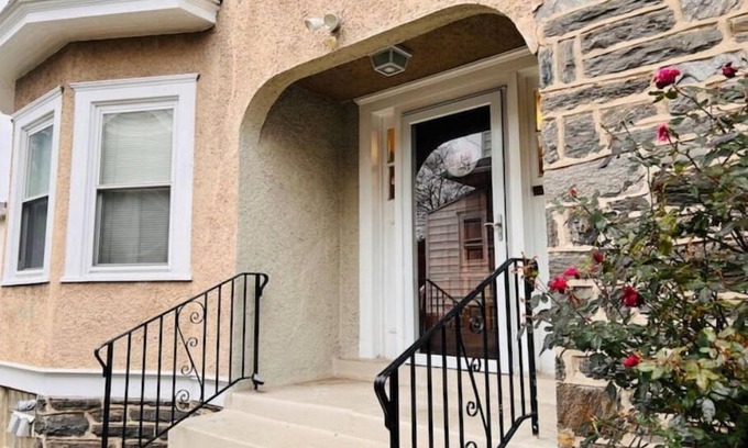 Upper Darby Apartment | Stylish 3 bedroom in Suburbs | Very Walkable Area