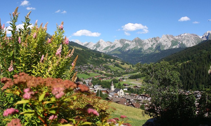 Le Grand-Bornand Apartment | Stylish 3BR Apt with Pool & Sauna, 100m from Ski Slopes – Pet Friendly