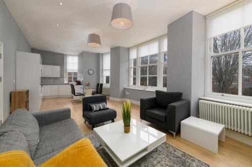 Butetown Apartment | Stylish 3BR Cardiff Apt with Balcony and Parking!