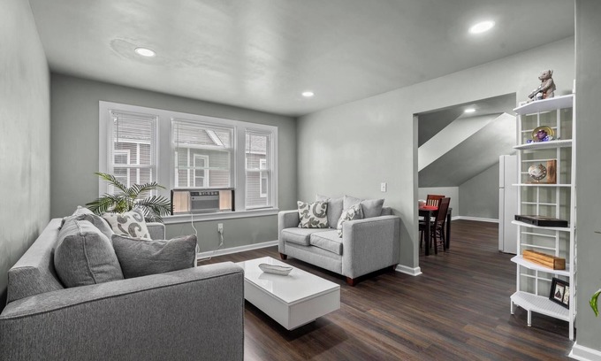 New Britain Apartment | Stylish 3BR ★ Super Fast Wi-Fi + Free Parking ★ Cancel Anytime! 10 Mins to WeHa