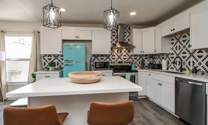 Paradise Valley Village House | Stylish 4 Bedroom w/Pool Table, Games & Garage
