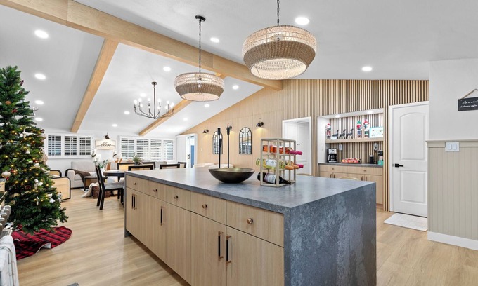 Southwest Anaheim House | Stylish 4bdr home for up to 13 guests - close to Disney and Knott’s