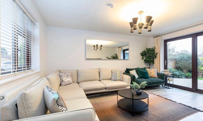 Cheltenham House | Stylish 5-Bed Detached Home Close to Cheltenham
