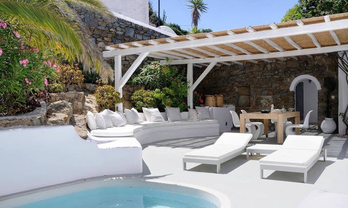 Ano Mera Villa | Stylish 5 BR Villa With Superb Views Of The Harbor
