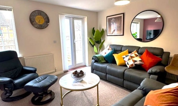 Leighton Buzzard House | Stylish 5BR Retreat: w/King Bed,3Baths and WC,Free Parking -Sleeps 9 Comfortably