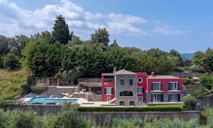 Vassilatika Villa | Stylish 6 en-suite bedroom Villa overlooking the Sea - 7km from Corfu town