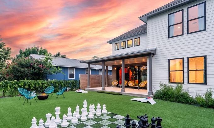 Chestnut House | Stylish 6BR Home 7 Minutes from Downtown—Sleeps 12