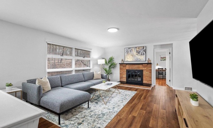 Wexford House | Stylish & Accessible 6Bd Home in Wexford/Pittsburg