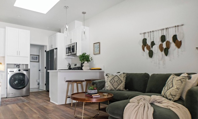 Willmore Apartment | Stylish All-New Apartment Near Beach, Downtown Fast WiFi & Pet Friendly