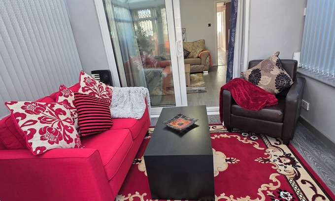 Leeds House | Stylish and Cosy Family Comfort for 5
