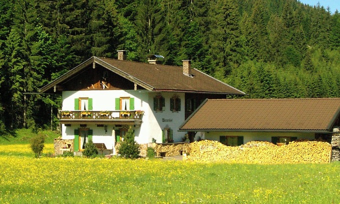 Kruen House | Stylish and cozy holiday home in Klais with terrace and garden, near MIttenwald.