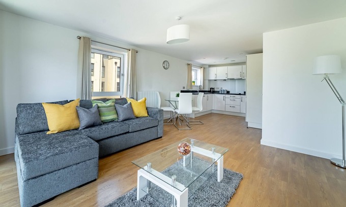 Milton Keynes Apartment | Stylish and Spacious Two Bedroom, Two Bathroom Apartment in Milton Keynes