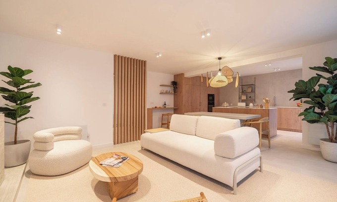 Leixões Apartment | Stylish and Spacious Flat near the Beach by HostWise