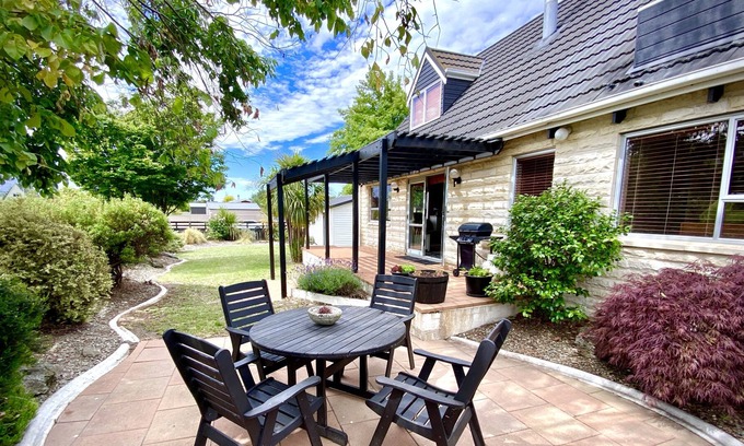 Lowburn House | Stylish and sunny cottage in Cromwell