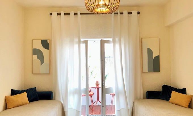 Praia de Santa Cruz Apartment | Stylish apartment, 400 meters from the beach