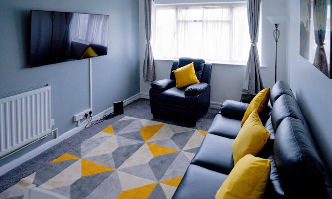 Greenwich House | Stylish apartment in Abbeywood with private garden