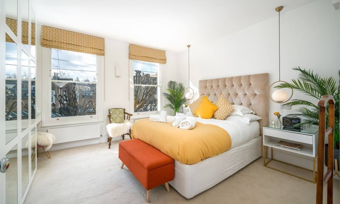 Shepherd's Bush Apartment | Stylish apartment with two beds in Shepherd’s Bush