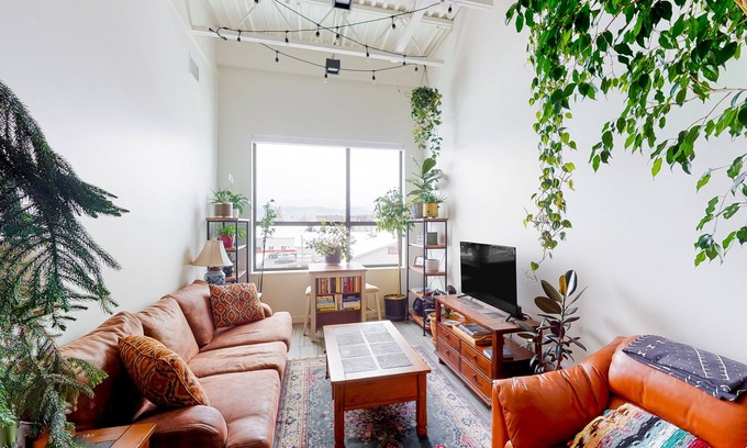 Bozeman Apartment | Stylish apartment with mountainview, balcony, washer/dryer, WiFi, & Netflix