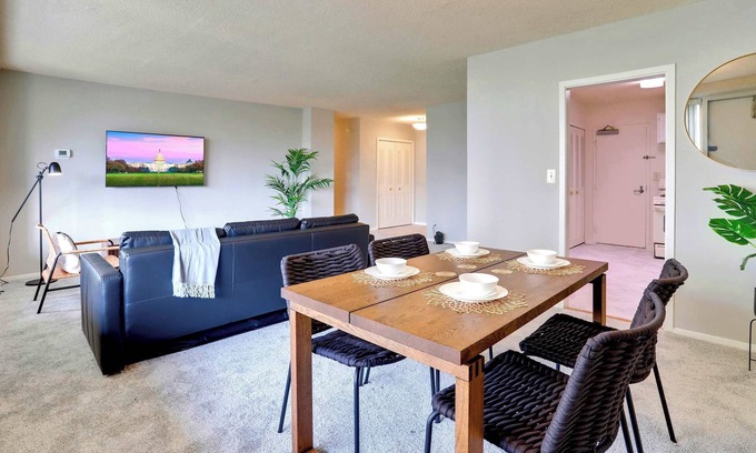 Crystal City Apartment | Stylish Apt Near Metro w Gym - Close to DC