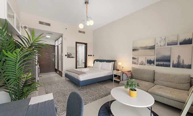 Dubai Apartment | Stylish Apt with a Gym, Pool, BBQ area, Badminton Court