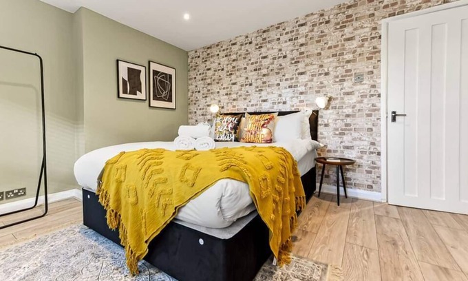 Brixton Hill Condo | Stylish Brick and Wood Flat w/ Abundance of Greenery