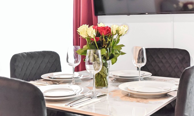 Camden Town with Primrose Hill Apartment | Stylish Camden Flat – 30 seconds to underground, Walk to Markets!