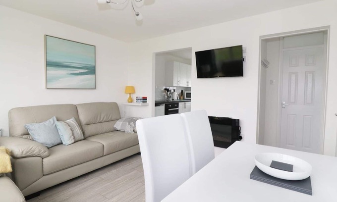 Great Yarmouth Ski Chalet | Stylish Chalet Complex 5 min stroll to Scratby Beach/convenient for the Broads