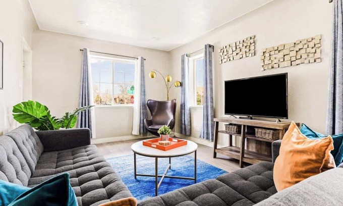 West Colfax Apartment | Stylish City Retreat | King Beds | Sloans Lake 30+