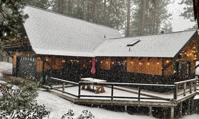 Strawberry Cabin | Stylish, CLEAN and cozy Cabin in Pinecrest Lake/Strawberry