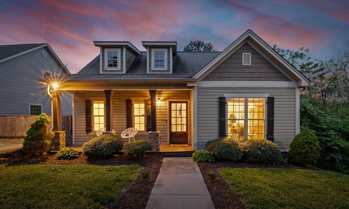 North Chattanooga House | Stylish & Comfy ~ 5★ Location ~ Game Room ~ Decks!