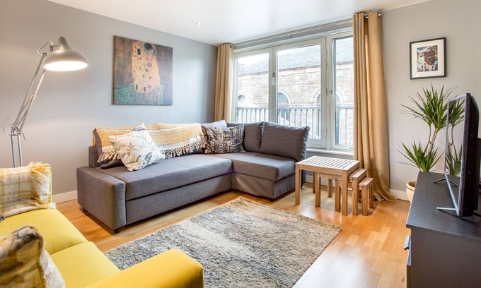 East End Apartment | Stylish contemporary 2 bed apartment close to Glasgow City Centre