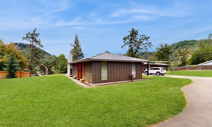 Myrtle Creek Hotel | Stylish cottage with river views, central location, & modern amenities