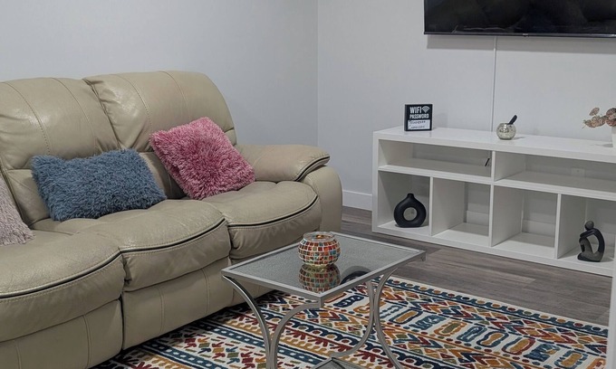 Southwest Edmonton House | Stylish Cozy Private Basement Suite 2 Bedroom, 2 Bed, 1 Bathroom. Fast Wifi