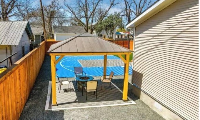 Southtown House | Stylish, Cozy, Spacious ~ 5★ Location ~ Pool Table