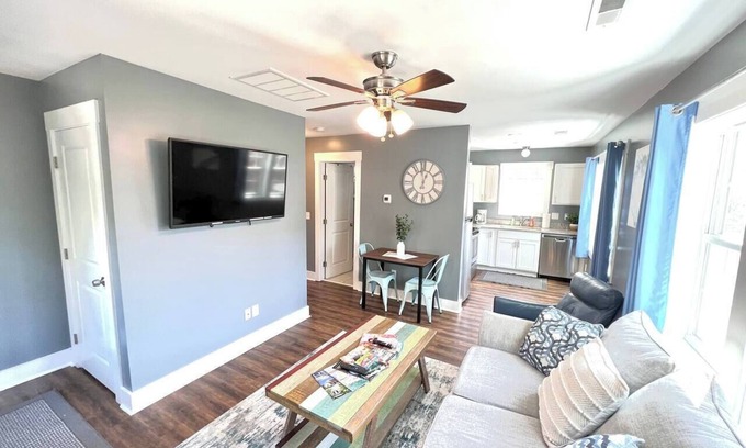 Wilmington House | Stylish Cozy Tree House & Pet Friendly!