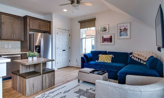 Greenwood House | Stylish East Nashville Townhouse for 6