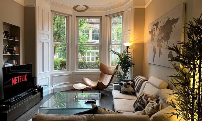 Bonnington Apartment | Stylish Elegance in City's Heart
