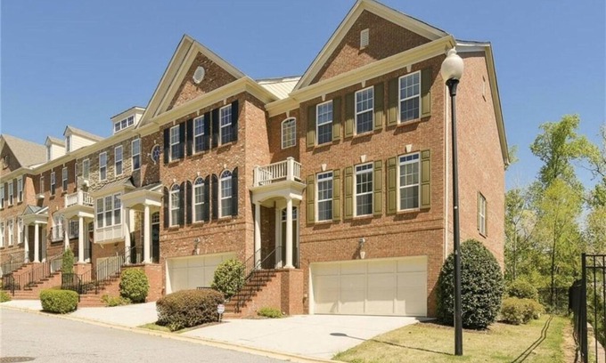 Smyrna House | Stylish end unit townhome in the heart of Vinings. Close to shops & restaurants