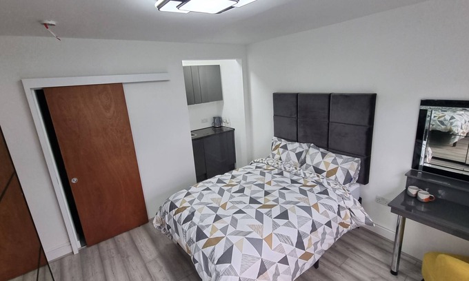 London Colney Apartment | Stylish Ensuite With Kitchenette, Serviced apartments in St Albans