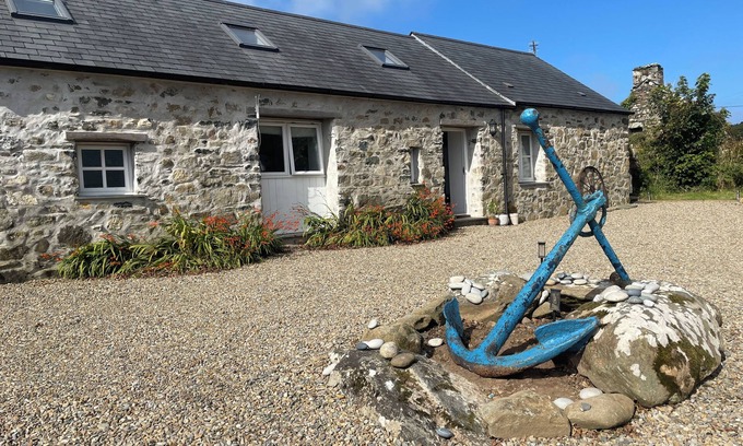 Goodwick House | Stylish, family friendly Pembrokeshire Bluestone Barn in idyllic coastal setting