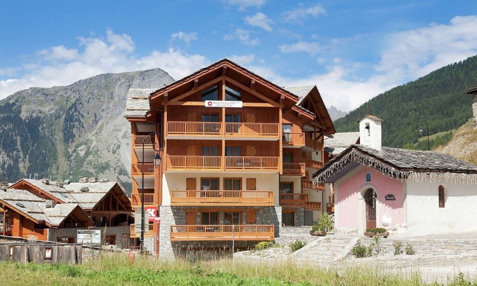 Sainte-Foy-Tarentaise Apartment | Stylish Chalet in Sainte-Foy with Spa Access