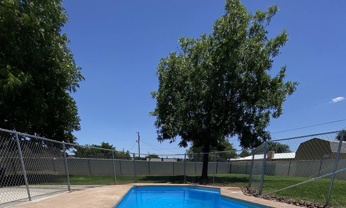 Las Cruces House | Stylish Getaway-2 Bed-Pool-Hot Tub