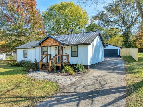 Rockford House | Stylish Getaway Near Knoxville, Airport & The Smokies