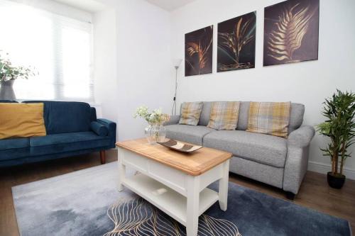 Castle Apartment | Stylish Group Stay - 4Beds Flat at Swansea Centre