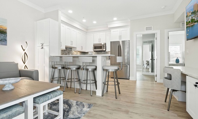 Central Sarasota Apartment | Stylish Gulfside Sarasota Suite – Near the Sand