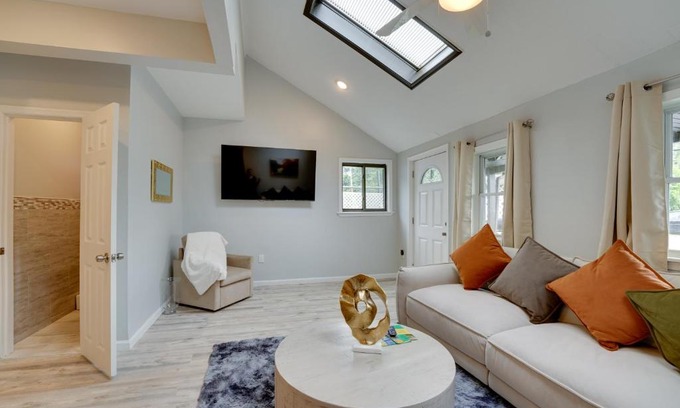 Harveys Lake Apartment | Stylish Harveys Lake Apt - Steps to the Water!